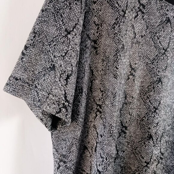 Chico’s Jacquard Snakeskin Print Tee Top Size XL 3 Stretchy Knit Shirt - Picture 6 of 7